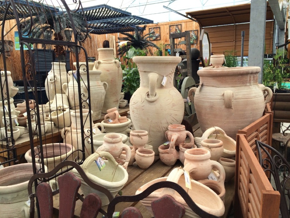 Ensemble de jarres et pots vendus par décor artisanal tunisien